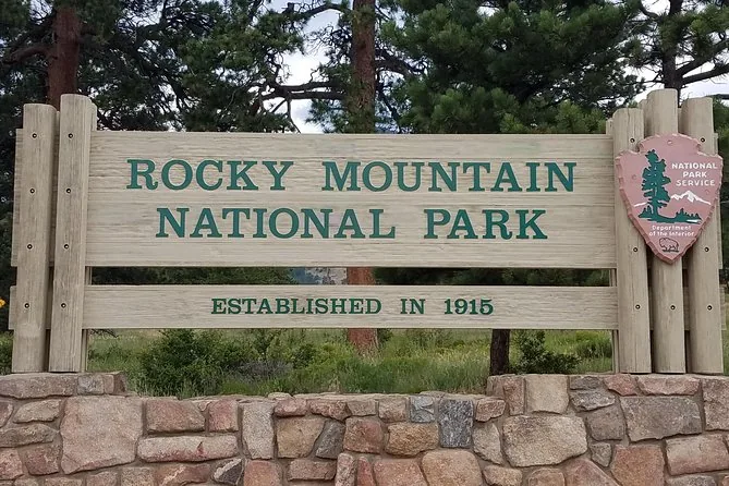 Das hölzerne Eingangsschild des 1915 gegründeten Rocky-Mountain-Nationalparks